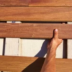 Tips Memilih Decking Kayu Ulin Berkualitas agar Tahan 20–30 Tahun