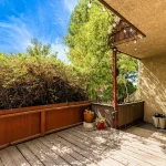 Cara Pasang Decking Tile Kayu Jati Sendiri untuk Teras dan Area Outdoor Rumah