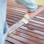Merawat Decking Kayu Saat Musim Hujan: 8 Langkah Agar Tidak Berlumut dan Lapuk